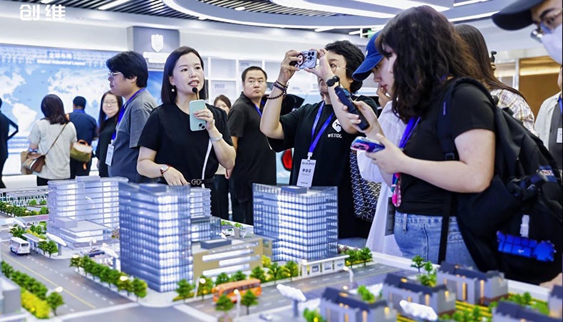 在雄安，看见创维的“未来之光”：从客厅影音革命到阳台光伏普惠