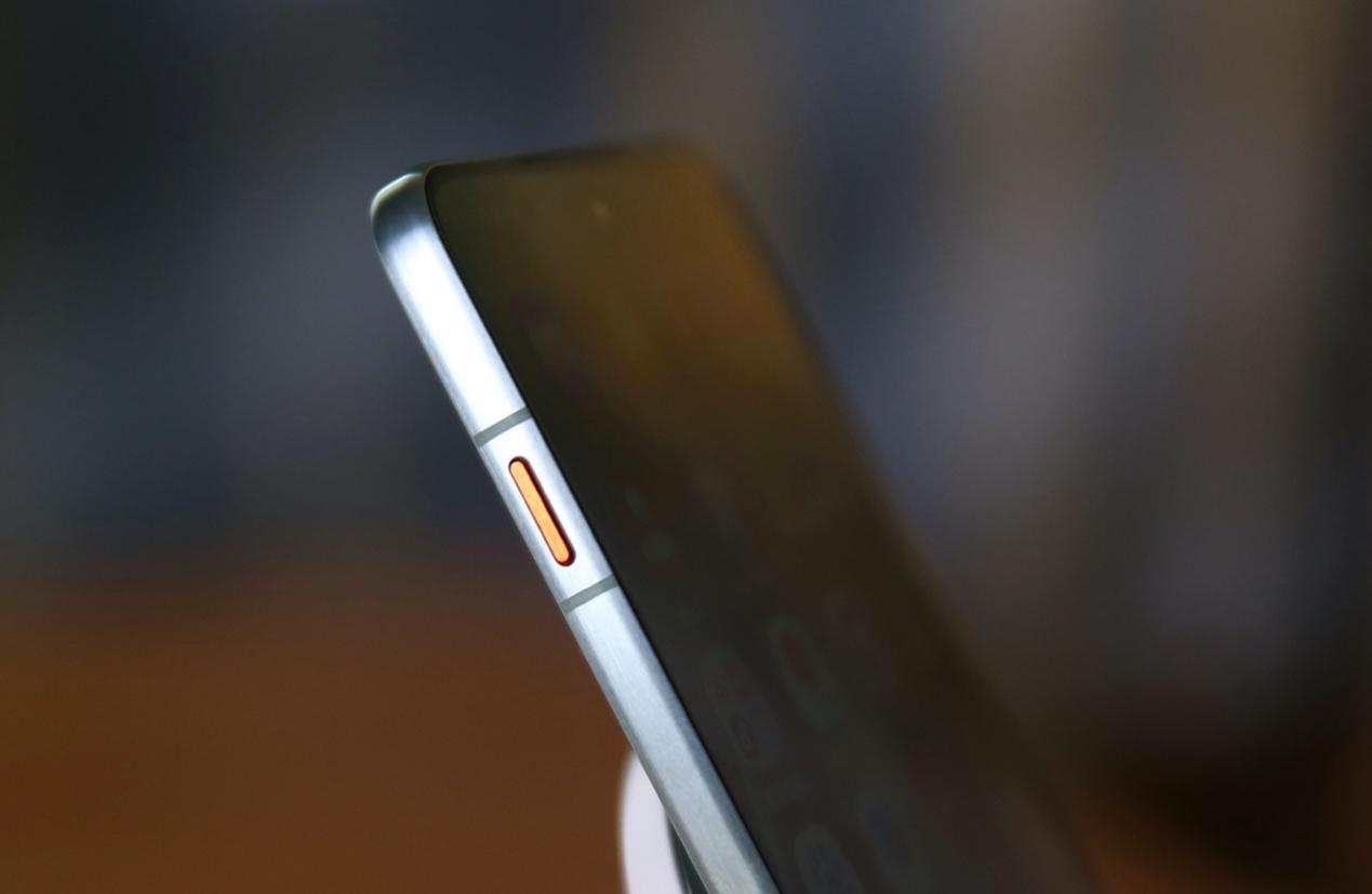 轻薄全能旗舰 体验无短板 联想moto X70 Air AI手机深度评测 智能公会