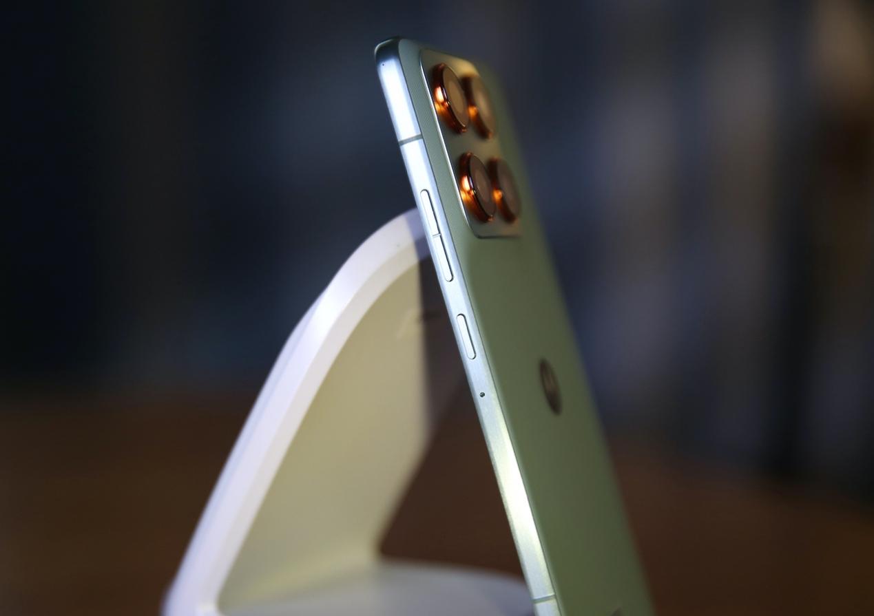 轻薄全能旗舰 体验无短板 联想moto X70 Air AI手机深度评测 智能公会