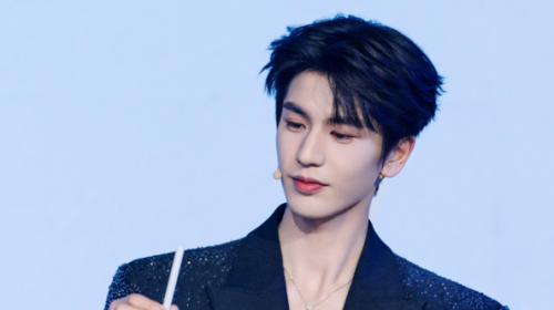 张凌赫同款AI眼镜震撼亮相：联想AI眼镜M1售价...