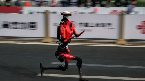 打破人类纪录！北京机器人半马 48分钟完赛